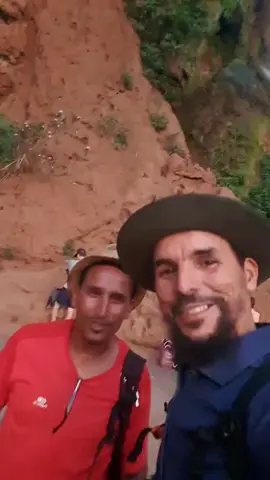 هذا الفيديو كنا طلبنا من الجلال وهو ابنه منطقه ان يشرح لنا المنطقه من اين ناتي اليها فاذا به امراه تصرخ في الهاتف#المغرب🇲🇦تونس🇹🇳الجزائر🇩🇿 