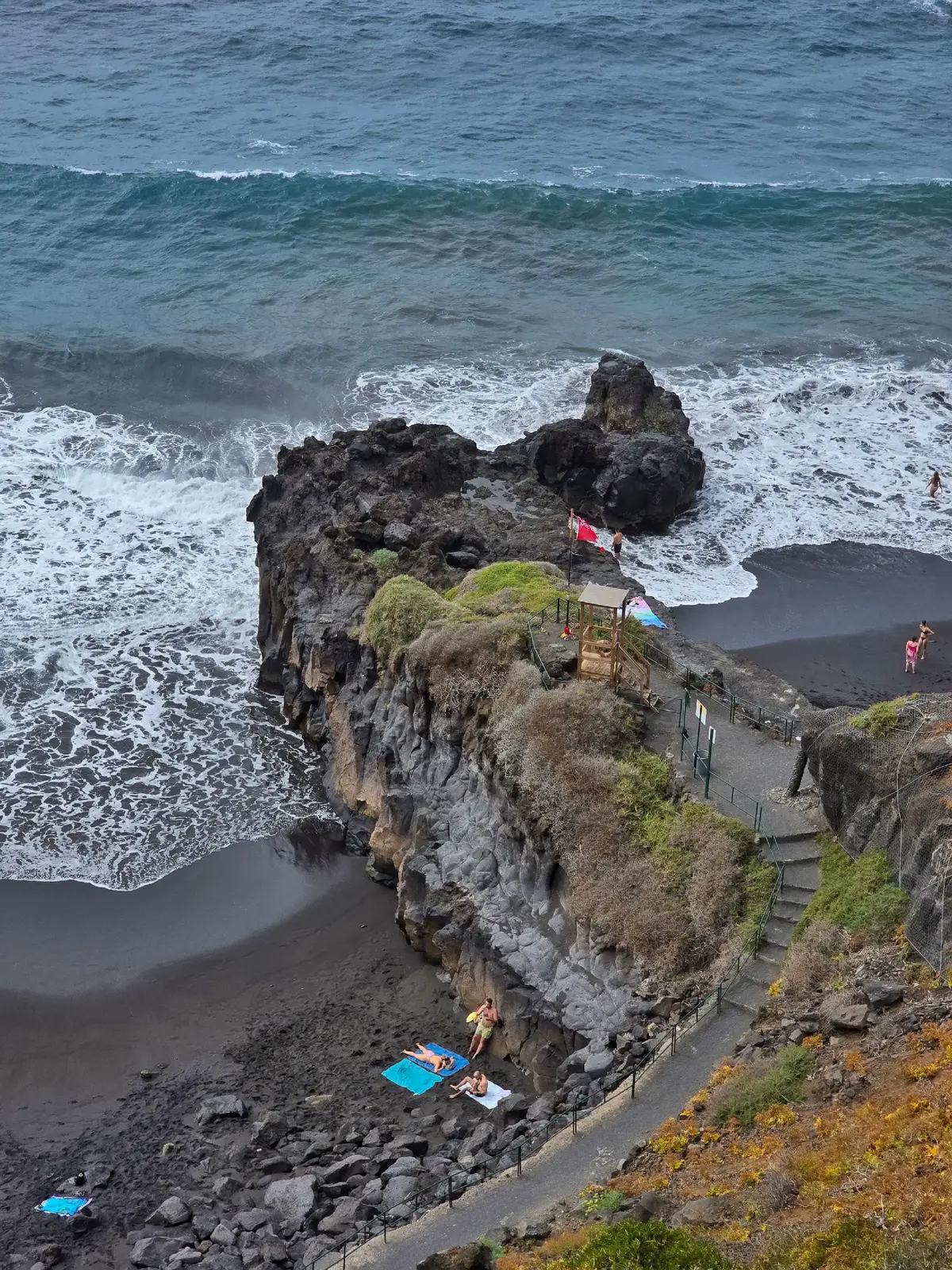 pequeños rincones de tenerife a los cuales tienes que visitar por lo menos una vez en la vida, sus playas, sus paisajes, su cultura es todo muy bonito de apreciar #tenerife  #playas  #islacanarias #vistas #parat #tenerifesur #tenerifenorte #teide #playalasteresitas #miradorchipeque #chipeque #paisajes #selfie 