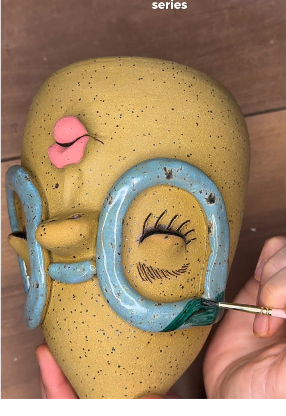 For most shop updates I have over 100 pieces, and each of them has a little story. Even if it’s just a small setback, a slight experimentation, or something strange that was on my mind while I was sculpting. You all get to see glimpses, but for every video that I make, there are at least 20 more that I don’t. Anyway, I’m glad you’re here with me today 😊 💡 #ceramics #pottery #sassyspectacles
