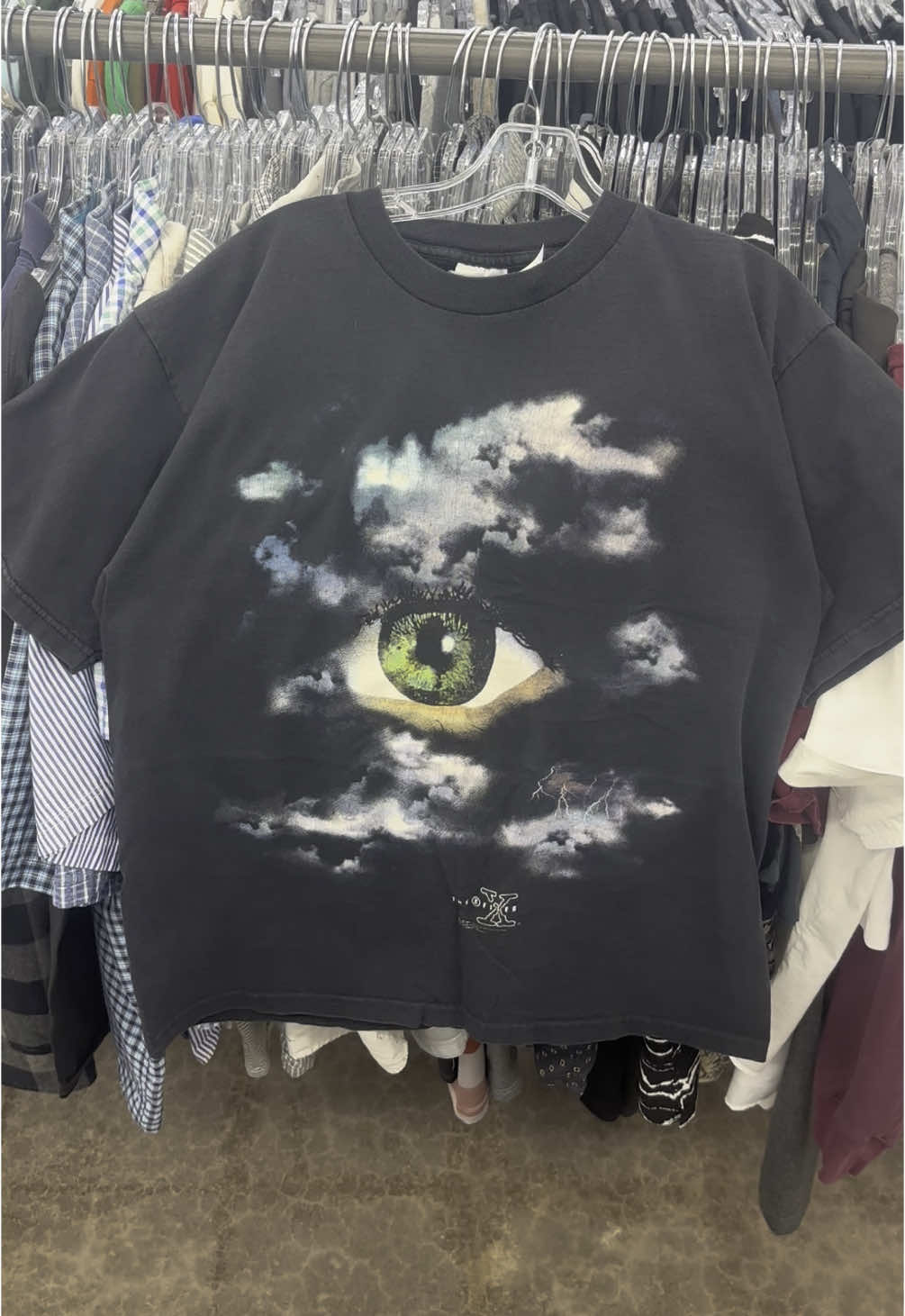 Late 90s Stanley Desantis X-FILES Vintage Grail tv promo tee  #stanleydesantis #xfiles #tvpromo #promotee #vintagetee #vintageclothes #vintagefinds #thriftfinds #thriftstore #goodwillfinds #goodwill #oldclothes 