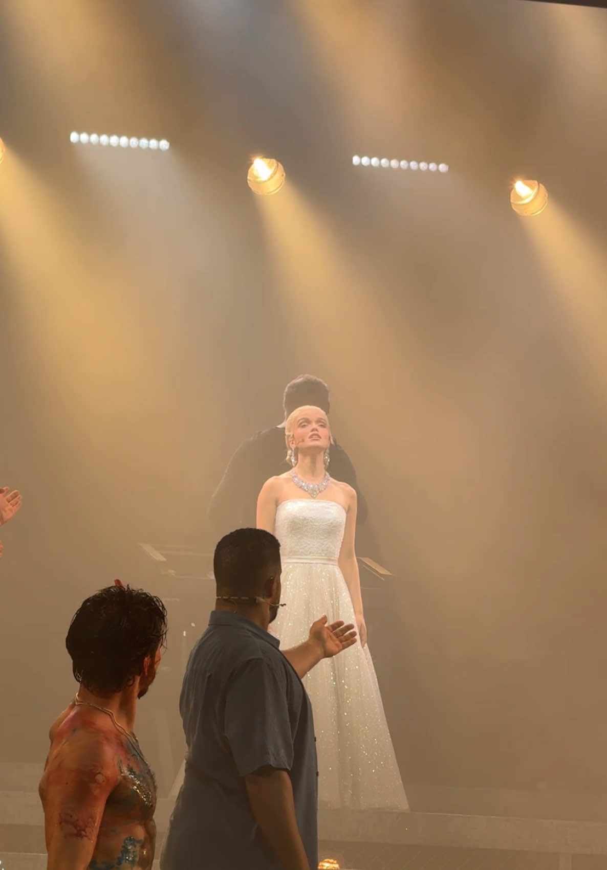 I’M THEEEEEIIIRRRR SAVIOR #rachelzegler #evita #evitawestend 