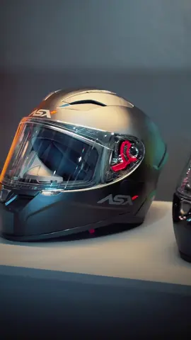 O capacete ideal pra quem roda na cidade! O ASX City Solid é leve, seguro e pronto pra te acompanhar no dia a dia. ✔ Casco aerodinâmico em ABS ✔ Viseira ampla, antiembaçante e antirrisco ✔ Forro removível e hipoalergênico ✔ Ventilação prática e eficiente ✔ Mais conforto com narigueira + bavete Na VGS Automotive tem frete grátis e 5% OFF na 1ª compra com o cupom BEMVINDOAVGS. 👉 Garanta o seu no site: vgsautomotive.com.br #asxcapacetes #asxcity #capaceteurbano #pilotagemsegura #motourbana        