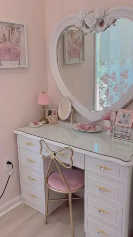 𝓊𝓅 𝒸𝓁𝑜𝓈𝑒 𝓋𝒾𝑒𝓌 𝑜𝒻 𝓈𝑜𝓂𝑒 𝒹𝑒𝓉𝒶𝒾𝓁𝓈 𝑜𝓃 𝓂𝓎 𝓋𝒶𝓃𝒾𝓉𝓎 🪞🧸💝 #fyp #foryou #trending #coquette #coquetteaesthetic #princesscore #princess #pinkaesthetic #beautyroom #RoomTour 