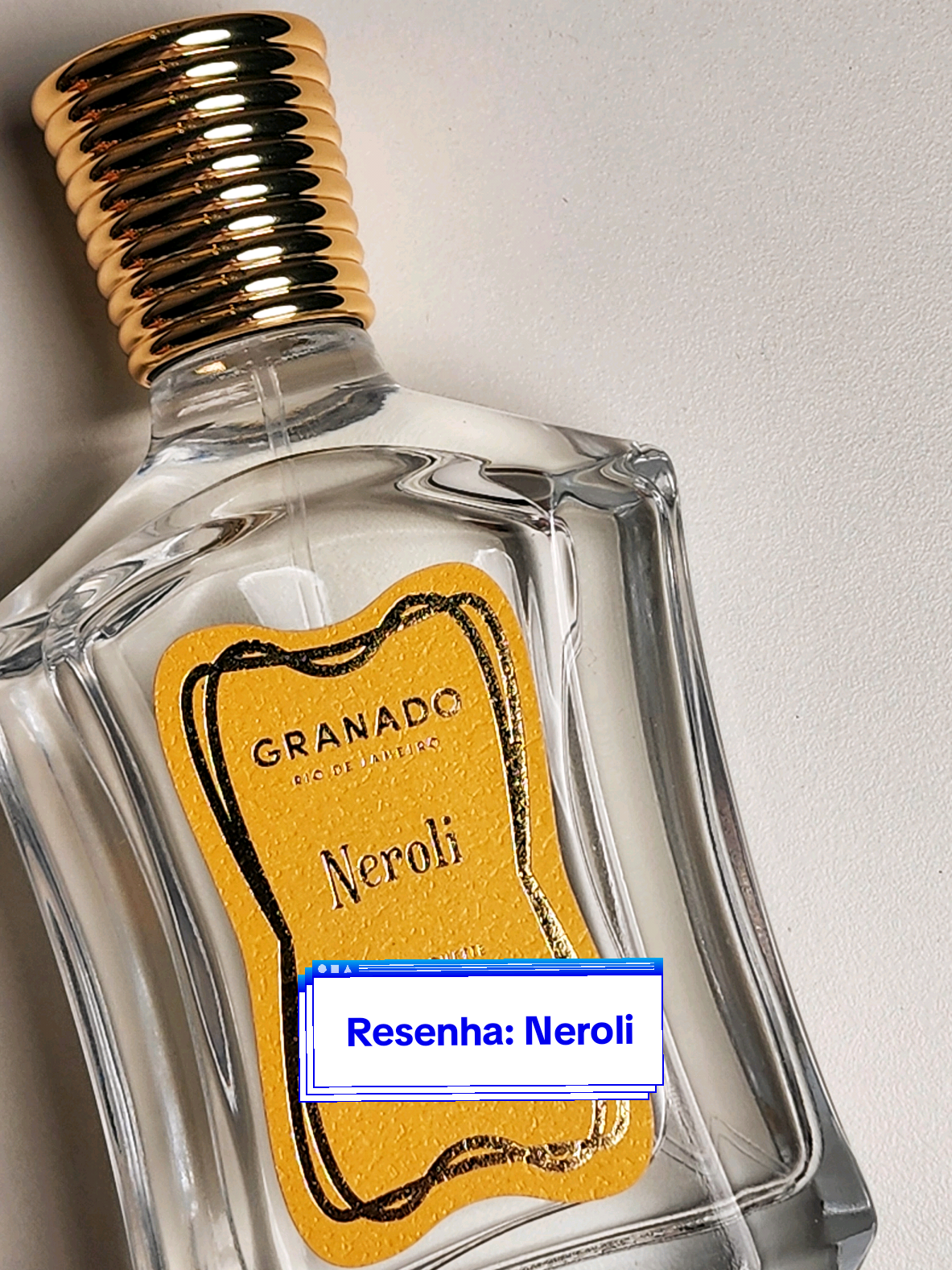 Neroli é o mais novo perfume da linha Elixir da Granado. Uma fragrância cítrica, floral e almiscarada com 90% de ingredientes de origem natural, que transforma o afeto em aroma. Criado pela perfumista Veronique Nyberg, formada em química e treinada em Grasse sob a orientação de Dominique Ropion, este eau de toilette traz uma assinatura luminosa e emocional, inspirada no amor entre mãe e filha. A composição combina bergamota, grapefruit, petitgrain, flor de laranjeira, néroli, magnólia, musk, sândalo e âmbar, resultando em um perfume que envolve com frescor, cremosidade e elegância. Neste vídeo compartilho minha experiência sensorial com o Neroli na pele, explorando tanto seu desempenho quanto sua construção olfativa. Também explico a diferença entre o néroli, o petitgrain e a flor de laranjeira, três ingredientes extraídos da mesma planta, a laranjeira amarga, mas com nuances muito distintas. Enquanto o néroli é fresco e luminoso, o petitgrain é herbal e amadeirado, e a flor de laranjeira costuma ser mais doce e melada. Esse conhecimento ajuda a entender melhor a proposta olfativa dessa criação tão delicada e sofisticada. Se você busca perfumes com significado, matérias-primas naturais e uma construção perfumística cuidadosa, Neroli pode te surpreender! Não é apenas uma fragrância, mas uma expressão de amor suave e constante, basta prestar atenção. Me conta o que achou e se essa proposta também te tocou de alguma forma? Vou amar saber! Bêijúh!  #perfumetiktok #perfumetok #Granado #neroli @Granado Brasil 