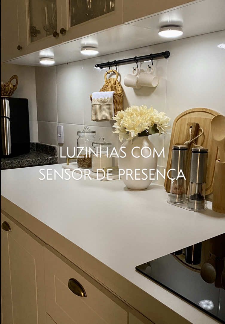 Sabe quando você quer ir na cozinha a noite só pra beber uma água ou beliscar algo mas não quer acender luz forte a lâmpada  ? Agora com as luzinhas da @Momo Lifestyle , quando eu piso na cozinha elas já acendem automaticamente e não interfere no meu sono 😌 Sem contar que ficam belíssimas não é ?! Utilize o cupom de desconto: 🏷️ MARIMUNYZ5 em todo site e aproveite !! #achadinhos #itensparacasa #cozinha #rotina #decoracao 