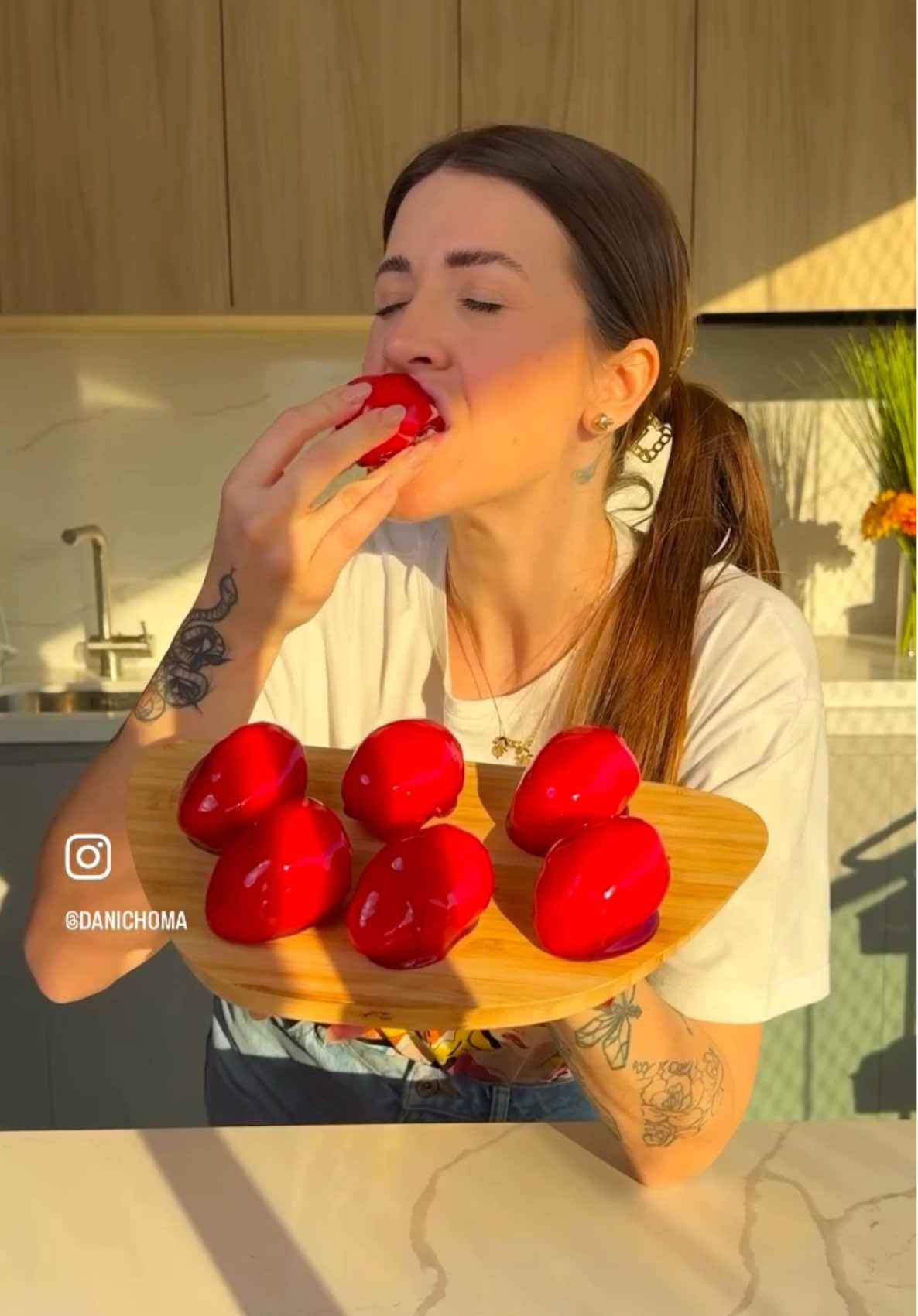 MORANGO DO AMOR! o vídeo é do ano passado, mas to repostando pq vcs pediram 🥹🙌🏻❤️ ingredientes: brigadeiro: 1cx de leite condensado  3 colheres de ninho 1 colher de manteiga  2 colheres de creme de leite calda: 2 xícaras e meia de açúcar  1 xícara e meia de agua 2 colheres de vinagre corante alimentício a gosto