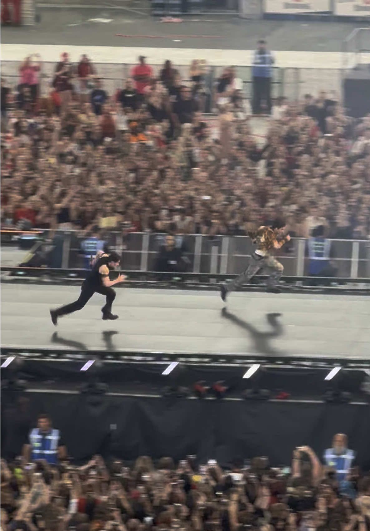 Speed, jumps and power😮  Escape by BANGCHAN & HYUNJIN  #straykids #straykidseverywhereallaroundtheworld #stay #youmakestraykidsstay #lovestay #escape #frankfurt #germany #dominatetour #escapestraykids #run #kpop #fyp #fancam 