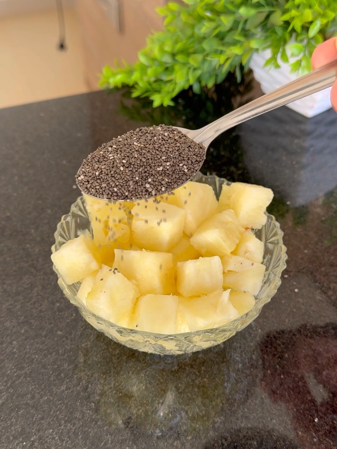 Ponha chia no abacaxi