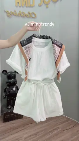 #thoitranghottrendtiktok #moingaymotoutfit #thoitrangdulichbien #thoitranghottrend 