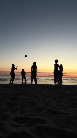 🌅🏐 #fyp #perte #friends #holiday #beachvolleyball #foru 