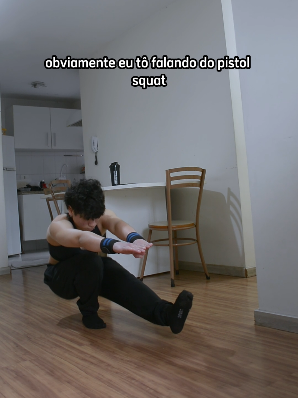 Eu entendo os calistênicos mas ficar com pernas de passarinho é complicado... então presta atenção nesse vídeo que ele vai te ajudar💪🏼 #calistenia #treinoemcasa #legday #pistolsquat #explore