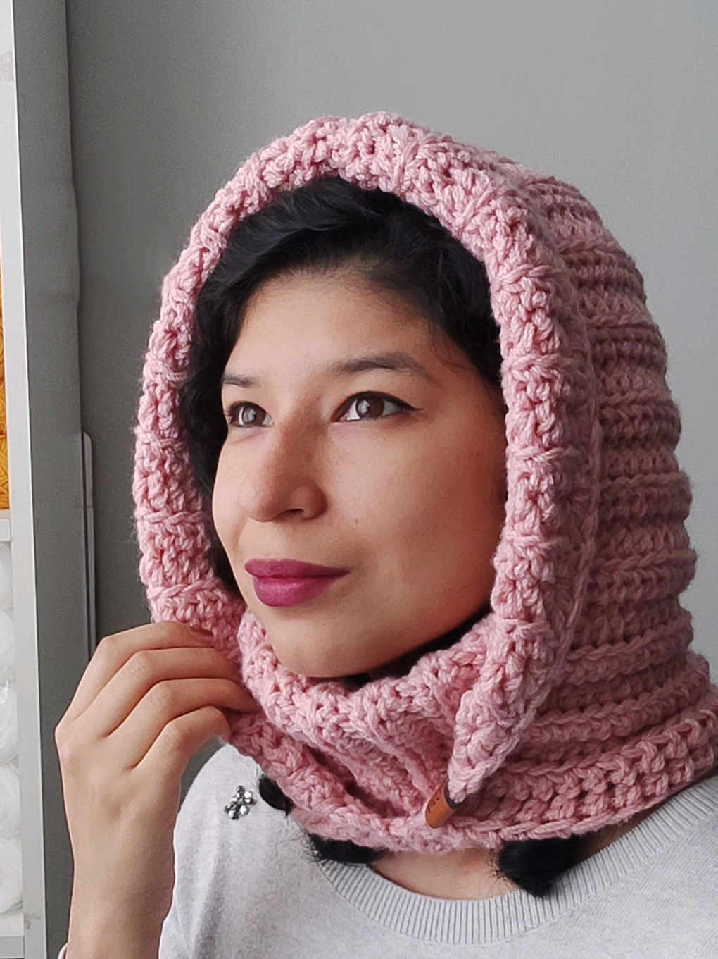 ✨ Me estuvieron pidiendo que tejiera esta balaclava viral, también conocida como cuello con capucha y decidí tejerla a pedido de ustedes ❤️❄️ Es una prenda hermosa y súper funcional para esta temporada de frío. 🧣💛 Si te gustaría hacer tu pedido escríbeme un mensaje para enviarte todos los detalles para hacer tu pedido 🧵✨ 📦 Hago envíos a todo el Perú #balaclavatejida #cuelloconcapucha #hechoamano #tejidoconamor #emprendimientoperuano #tejecurly #balaclavacrochet #inviernoperu #accesoriosdeinvierno #modatejida 