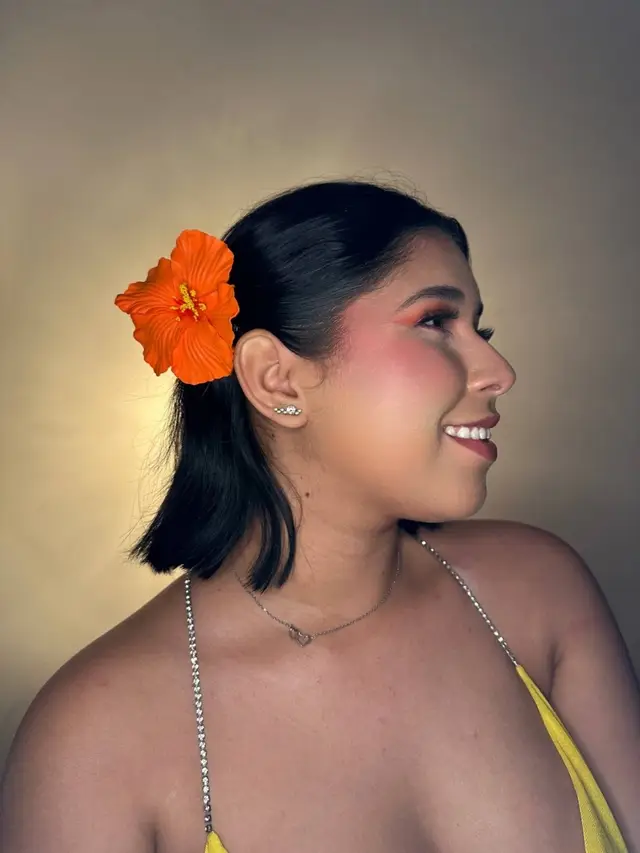 Mezclé sombras cálidas, delineado gráfico y un toque de brillo dorado para resaltar la mirada. ¿Qué look te gustaría ver la próxima vez? 💄 #makeupbyme #makeupartist  #maquillajecreativo  #beautycontent  #sunsetmakeup  #inspolook #panama 