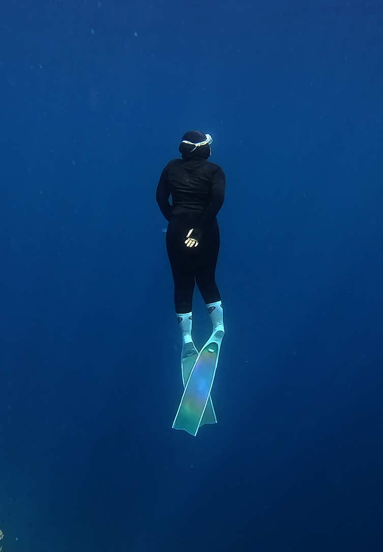 the best healing ever. Go deeper and feel the calm 🌊💙🫧🪸 #fypシ #ocean #freedive #girlswannahavefun #healing #feelgood #feelinggood 