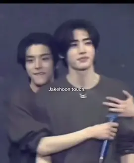 Jakehoon touch moment 🙂‍↔️#sungjake #jakehoon #sunghoon #jake #friendship #fyp #enhypen 