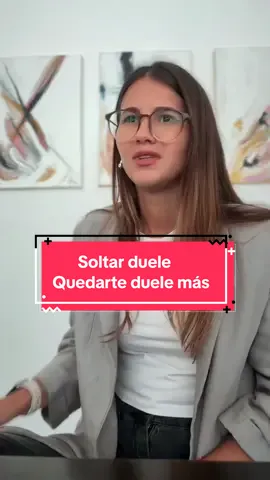 🩷A veces no se trata de cuánto cariño le tengas... sino de si realmente te sostiene. ✨Quedarte con algo que no funciona -una relación, un hábito, un vínculo-puede parecer más fácil que soltar. 😰Pero quedarte también cuesta. También duele. 💔Lealtades que te atan. 💨Ventiladores que no secan. ☘️Y el miedo a probar algo nuevo, aunque sea justo lo que necesitas.  