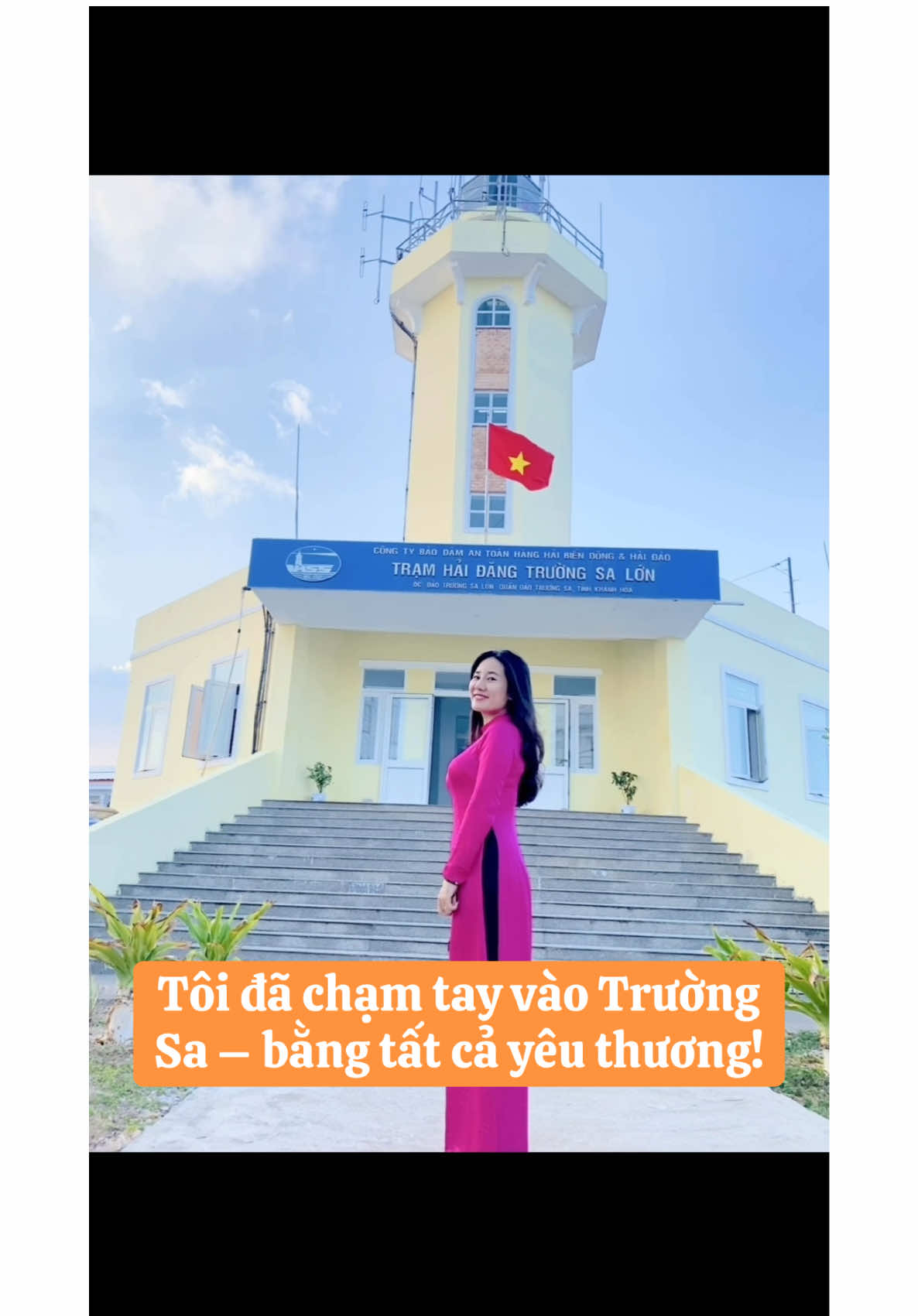 Đặt chân lên đảo Trường Sa trong tà áo dài – tôi mang theo không chỉ thanh xuân, mà cả niềm tự hào làm người Việt Nam! Giữa cái nắng như rót mật xuống biển và tiếng sóng vỗ miên man, tôi đứng trước cột mốc chủ quyền, bên ngọn hải đăng – và mỉm cười. Tôi không kể lại để nói mình may mắn hơn ai, mà chỉ muốn lan tỏa một chút yêu thương mang tên Trường Sa. 🇻🇳 Trường Sa là của Việt Nam. Và là một phần trong tim tôi. #TrườngSa #TổQuốcTôi #BìnhBe #LạcLốicùngBìnhBe #Điđâu  #fyp #foryou #foryoupage