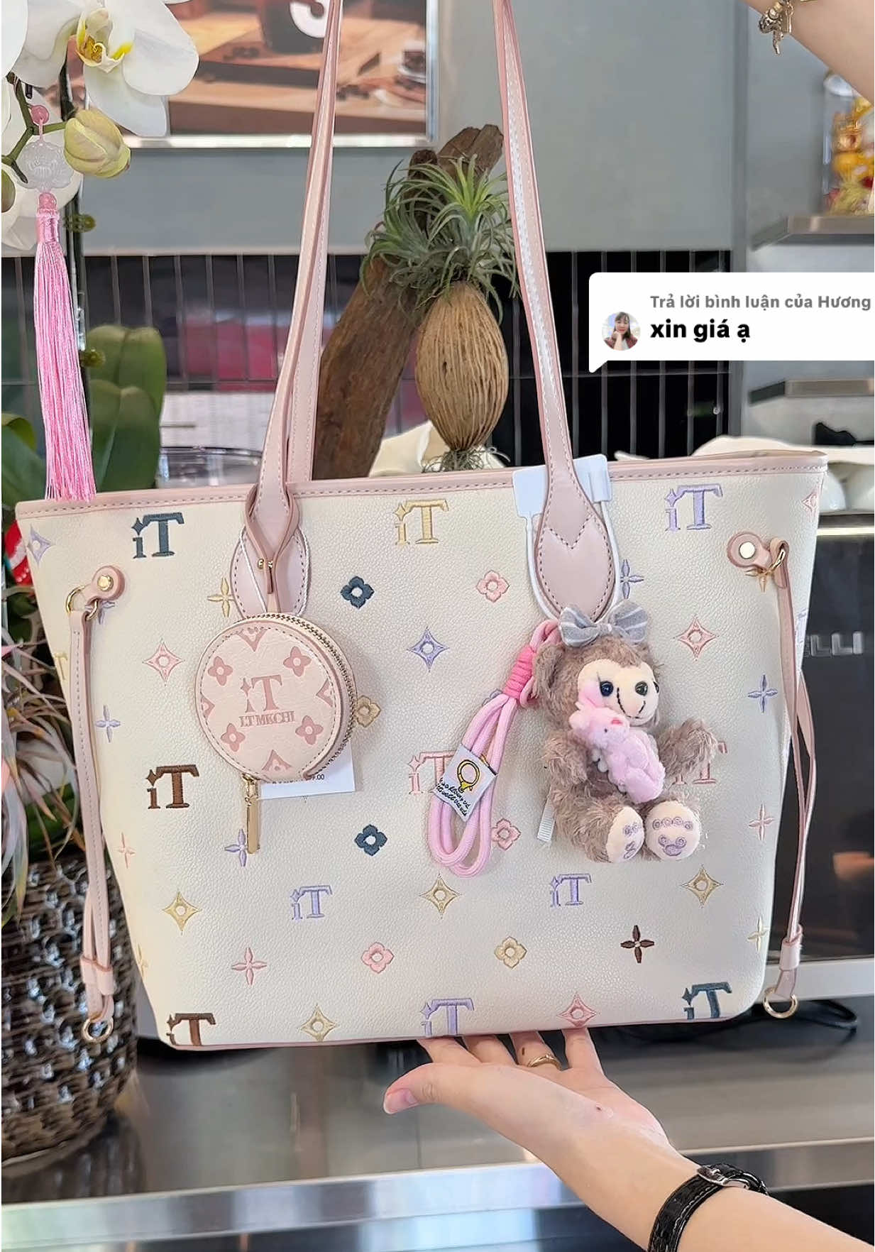 Trả lời @Hương Lê túi tote màu hồng dễ thương, túi công sở đựng laptop đi làm đi chơi , Túi Tote Thêu, IT MKCHI,  #hieudayne95 #memonbo #xuhuong #xuhuongtiktok #túi #tuixach #tuixachnu #tuixachquangchau #tuixachdep #tuixachsangchanh #tuicongso #tuitote #tuidunglaptop #tuimebimsua #tuixachcaocap #tuimauhong #tuidulich 