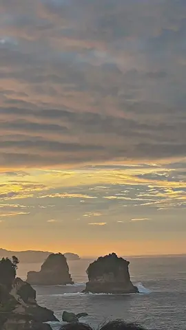 Awannya bagus dan cuaca pun  cerah juga ⛅️ #pantaipudakblitar #songgolangitblitar #vibes #sunrise #wonderfullindonesia 