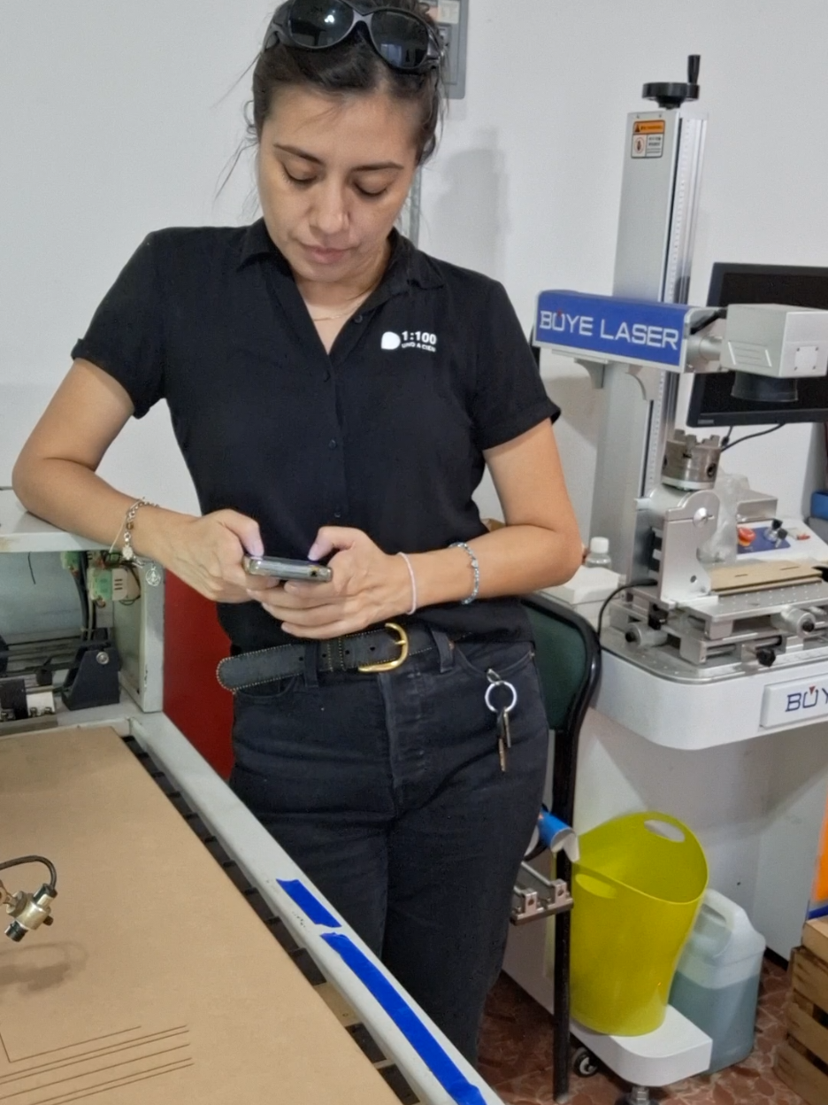 Chiflando y aplaudiendo ☠️ Supervisando el corte y también aprovechando a contestar los mensajes que nos llegan en temporada de maquetas 😇 #lasercut #cortelaser #corteygrabadolaser #maquetas #mdf #tuxtlagutierrez 