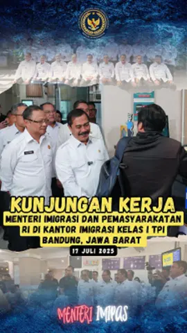 (17/07) Hari Kamis yang lalu, saya didampingi pejabat pimpinan tinggi madya Kementerian Imipas melakukan kunjungan kerja ke Kantor Imigrasi Kelas I TPI Bandung, Jawa Barat. Saya meninjau langsung pelayanan keimigrasian yang diberikan kepada masyarakat, mulai dari pemohon paspor WNI hingga warga negara asing yang tengah mengurus izin tinggal. Di sela-sela kunjungan, saya sempat berdialog dengan beberapa pemohon layanan. Senang rasanya mendengar langsung apresiasi dari masyarakat terhadap kinerja petugas di Kantor Imigrasi Bandung. Saya menegaskan kembali bahwa kualitas pelayanan publik harus terus ditingkatkan sebagai bagian dari reformasi birokrasi yang sedang dijalankan. Proses pelayanan, baik untuk paspor maupun izin tinggal, harus semakin sederhana, cepat, namun tetap menjaga kepastian hukum. #agusandrianto #kabinetmerahputih #indonesiaemas2045  @Sekretariat Kabinet RI  @Gibran Rakabuming  @Kemenimipas RI  @Direktorat Jenderal Imigrasi 