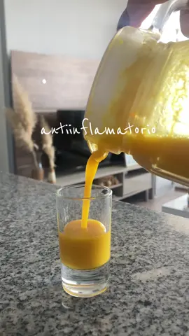 Las rutinas con intención tienen poder, poder de sanar, de transformar y de hacerte sentir mejor desde adentro 🤍 Este shot lo preparo con amor, propósito y lo siguiente:  🍊 5 naranjas 🍋 4 limones 🥕 2 zanahorias 🧡 3 cdas de cúrcuma 🫚 3 cdas de jengibre molido o una raíz completa 🧂 ½ cdita de pimienta negra 💧 1 vaso de agua Licúa todo y cuélalo bien, mucha paciencia con eso 🧡☺️ Tómalo en ayunas y deja que tu cuerpo haga lo suyo☀️ Cuéntame cómo te va 🥰 #S#ShotNaturalC#CúrcumaPowerV#VidaSanaD#DesinflamaC#CuidarmeEsAmorR#RutinaSaludableHábitosSaludables