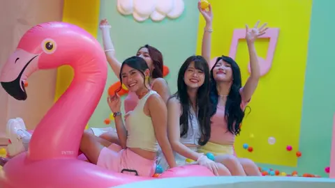 tebak member paling berisik pas syuting? (depannya C)