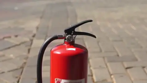 🔥 Waspada Kebakaran? Kenali Cara Pakai APAR dengan Benar! 🔥 Keselamatan adalah prioritas utama. Jangan panik saat terjadi kebakaran kecil—gunakan APAR dengan langkah yang tepat! 📹 Yuk, simak video ini untuk tahu tata cara penggunaan APAR yang benar dan aman. ✅ Tarik pin pengaman ✅ Arahkan nozzle ke sumber api ✅ Tekan tuas APAR ✅ Sapu api dari sisi ke sisi secara perlahan Ingat, gunakan APAR hanya untuk kebakaran kecil dan segera hubungi petugas keamanan atau pemadam jika api tak terkendali. 💡 #SafetyFirst #PemadamApi #APAR #TanggapDarurat #KeselamatanKerja #EmergencyReady 