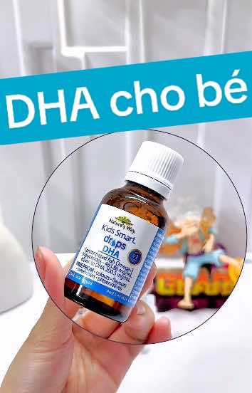 🎥 Gấu dùng gì, nhà Gấu giới thiệu sản phẩm đấy! 🍼 Hôm nay là sản phẩm Kids Smart Drops DHA – siro nhỏ giọt bổ sung DHA từ Nature’s Way! 💧 Dạng nhỏ giọt tiện lợi – mẹ dễ đo liều, bé dễ uống. Có thể nhỏ trực tiếp vào miệng hoặc pha vào sữa, đồ ăn. ✨ Mỗi 1ml chứa tới 200mg DHA + 42mg EPA, giúp: Hỗ trợ phát triển trí não, thị lực Tăng khả năng tập trung, học hỏi Hỗ trợ hệ thần kinh khỏe mạnh 🌿 Thành phần tự nhiên – không màu, không đường, không chất bảo quản 📦 Nhập khẩu chính hãng từ Úc – thương hiệu Nature’s Way, top 1 vitamin trẻ em tại Úc. 👉 Mẹ đã bổ sung DHA cho bé hôm nay chưa? #KidsSmartDHA #NaturesWayVietnam #DHAchoBé #PhátTriểnTríNão #GấuDùngGì #cunggaumoingay #VitaminChoBé #DinhDưỡngChoBé #MẹThôngThái #BổSungDHA