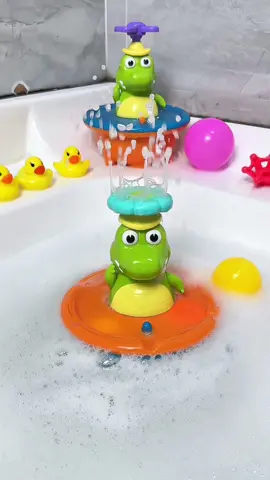 It's getting hot. Dad bought this #bath toy for the child. This little crocodile is so interesting! It sprays water automatically and has multiple modes that can be switched. The baby no longer resists taking a bath! #Baby bath #Play#water #bathtoy #tiktok #fyp #tiktokmademebuyit #tiktokshop #waterplay #Summer #shopping #babyproducts 