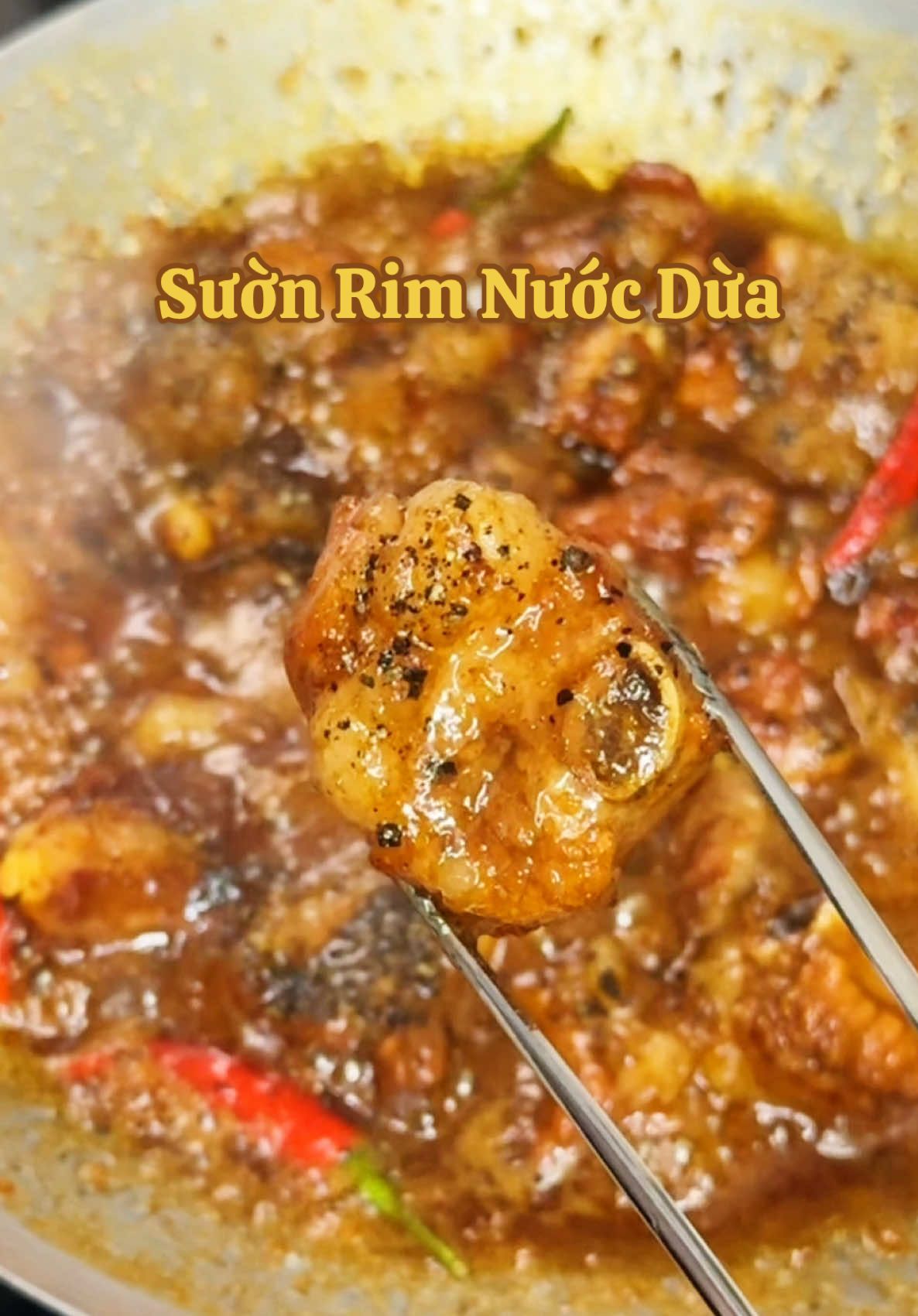 Cơm nhà 2 món , sườn rim nước dừa lên màu đẹp lắm luôn , hôm nào mấy Chị làm thử nghen.#ancungtiktok #comnha #nauan #monngonmoingay #suonkhotieu #food #cooking 