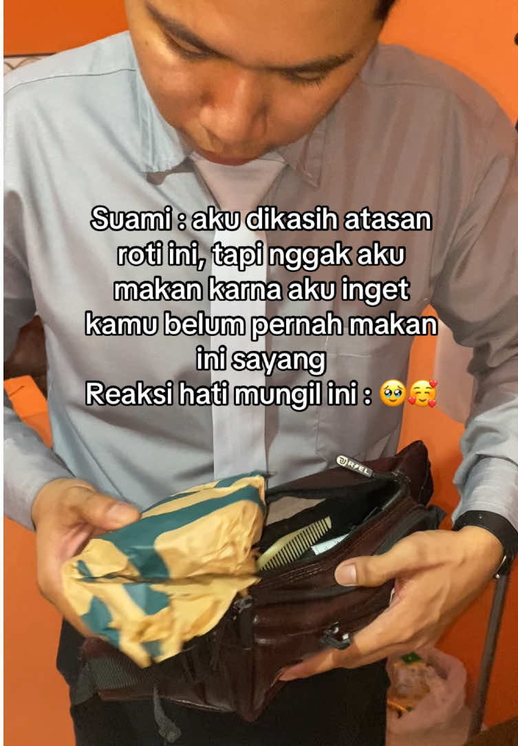 Padahal kita sama-sama belum pernah nyobain brand ini, pernah kepengen beli tp selalu mikir, satu minum disini bisa dapet dua ditempat lain, jadi kami memilih yg lebih murah. Karna kami berdua masih merintis dan meraba. Sebagaimana kamu memuliakan ku, semoga Allah balas dengan berlipat gandanya rezekimu suamiku🥺MasyaAllah 😭 #suami #bawa #pulang #jajan #untukistri 