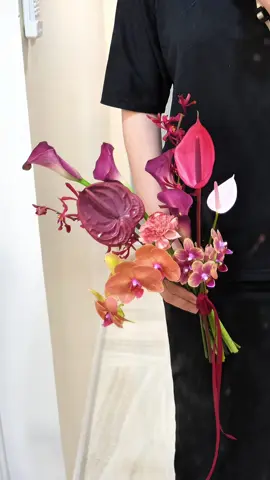 Mình nghĩ bó hoa này sẽ rất hợp với áo dài đỏ trong lễ gia tiên  #wedding #fleurbe #hoacuoicamtay #hoacuoionline #hoacuoidep #hoacuoitonedo #weddingtiktok 