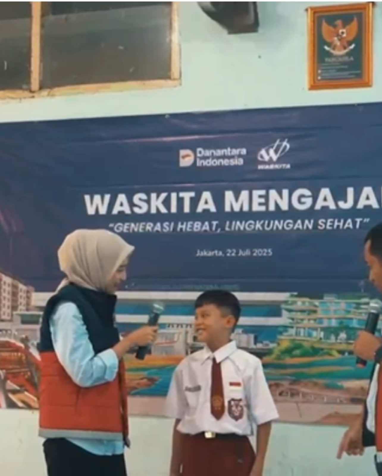 Olllaa #TemanKita👋🏻 Dalam memperingati Hari Anak Nasional 2025, Waskita Karya melalui program TJSL melaksanakan kegiatan Waskita Mengajar di SDN 09 Pagi Cipinang Cempedak nihh✨ Dengan mengusung tema “Generasi Hebat, Lingkungan Sehat”, kegiatan ini memberikan pembelajaran kepada siswa/i SDN 09 Pagi tentang bagaimana cara menerapkan pola hidup bersih & sehat melalui cara memilah sampah dan cara mencuci tangan yang benar agar tetap nyaman dalam melaksanakan kegiatan sehari-hari🥰 Selain itu, kegiatan ini juga memberikan bantuan berupa 3 unit tempat sampah dan 2 unit wastafel untuk menunjang hidup bersih dilingkungan SDN 09 Pagi Cipinang Cempedang serta mendukung Tujuan Pembangunan Berkelanjutan (SDGs) nomor 4 tentang Pendidikan Berkualitas lho!🙌🏻 Semoga dengan dilaksanakannya kegiatan ini, seluruh siswa/i SDN 09 Cipinang, Cempedak dapat mulai terbiasa untuk memulai hidup bersih dan sehat yaa #TemanKita😇 