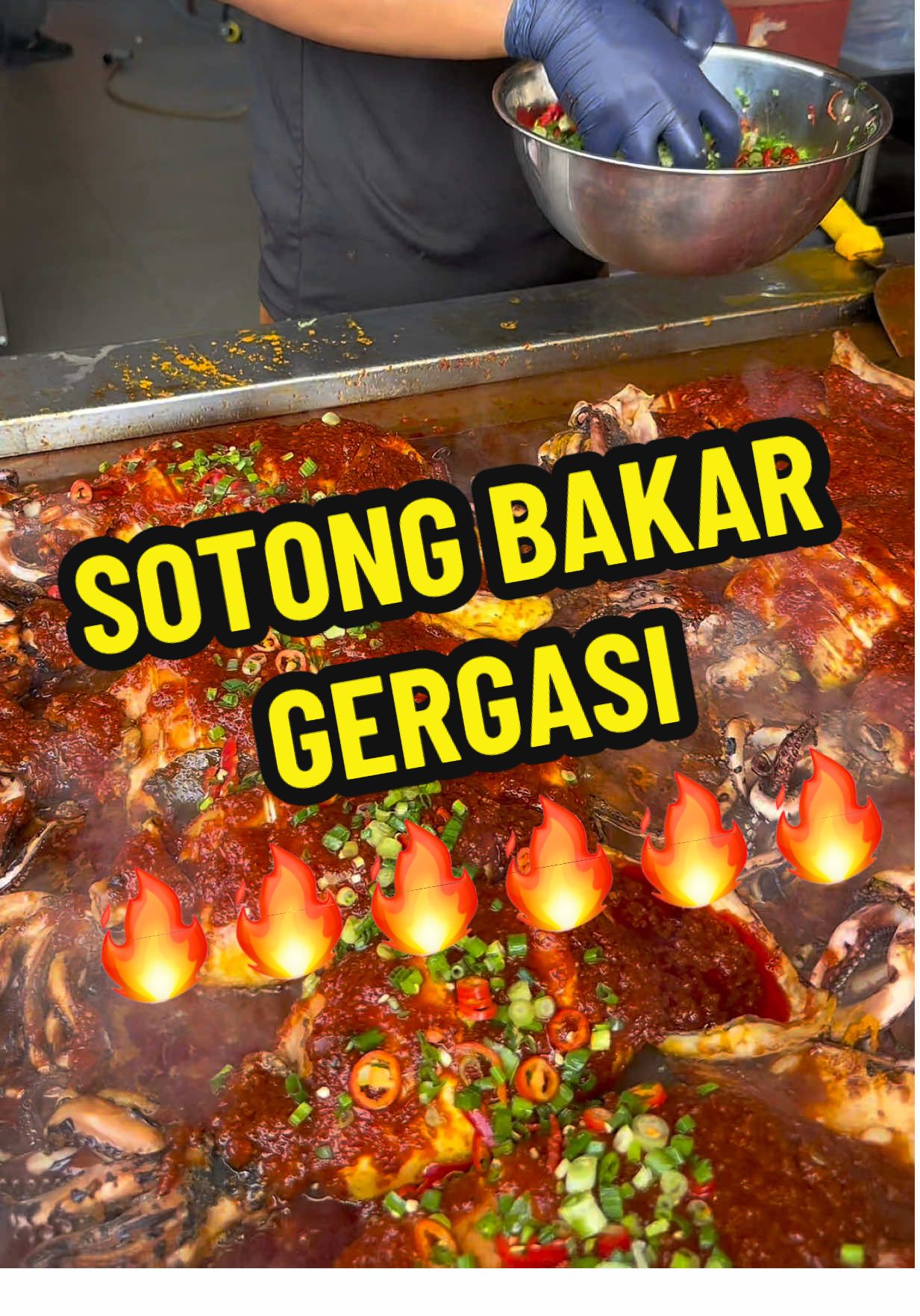 Sotong Bakar Gergasi 🔥🔥😍😍 Memang susah nak jumpa menu sotong bakar sebesar-besar bas ni kan ? 🤭 Fuhhh kalau dapat makan berdua ni memang syok. Jadi, apa tunggu lagi ? Save video ni siap2. Boleh bawak family weekend ni 🤩 📍Restoran Mak Kimbong, Seksyen 4 Bandar Baru Bangi, Selangor.  ⏰Waktu Operasi : 7 Pagi - 5 Petang  (Tutup pada setiap hari Isnin) #fyp #fyp~ #foryou #trending #trendingvideo                
