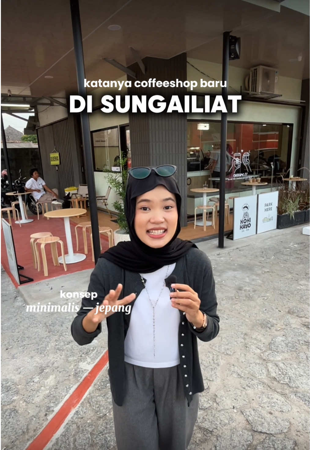 baru lagi disungailiat, katanya ini tuh coffee shop dgn style japanese — minimalis yang tempatnya pw & cozy, EMANG IYA? 🤔 konsep tempatnya to — go, jadi emang space nongkrongnya tuh ga terlalu banyak. walaupun begitu, tempatnya nyaman dan setiap sudutnya eyecathing gitu 👀 kalo pengen nyari ambience yg beda, bisa coba ke coffee shop yang satu ini! 📌 Kohi Kayo @kohi.kayo  📍Jl. Batin Tikal (tepat samping pertashop) Srimenanti Sungailiat ⏰ Buka Setiap Hari (kamis libur) 09.30-21.30 #kulinersungailiat #kulinerbangka #kulinerbangkabelitung #kulinersungailiatbangka #bangka #sungailiat #sungailiatbangka #bangkabelitung #sungailiat_bangka
