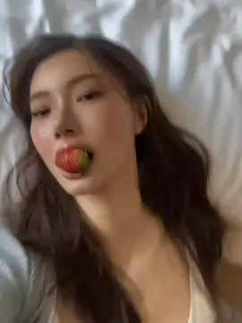 Yizzz sarap— ng strawberry  #jingjing #gmmtv #4u #fyp #whalestorexoxotheseries @jingjingyuofficial 