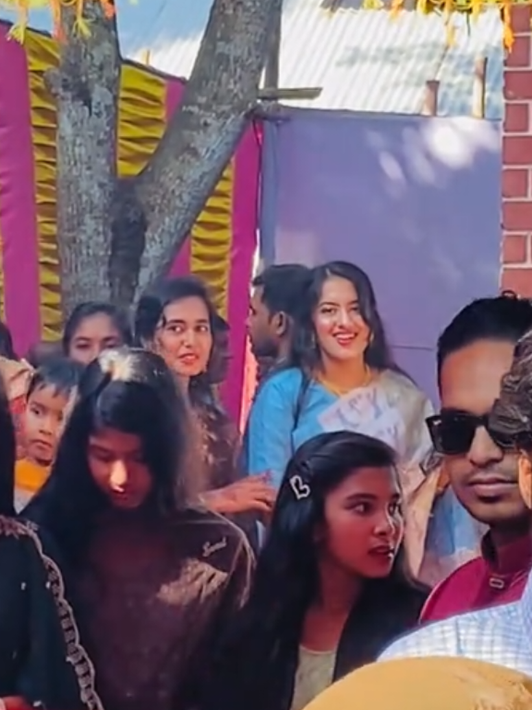 এই গাড়ির চাবি দে আমি বাড়ি যাবো এই মাইয়ার হাসি দেখে আমি মরে যাবো #foryoupageofficial #anfeezemyaccont #foryoupageofficiall #vairalvideo #foryoupage @❤️‍🩹নিঝুম রাতের আলো❤️‍🩹 