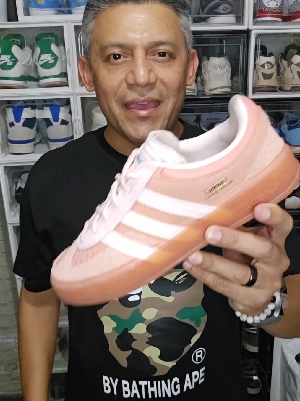¡Jóvenes! Bienvenidos al early review de la nueva zapatilla de Adidas y Bad Bunny que saldrá a la venta este 26 de julio. Gracias @legit.sv por traerlos. #sneakers #sneakerhead #adidas #badbunnypr #caborojo #fy #fypシ゚ 