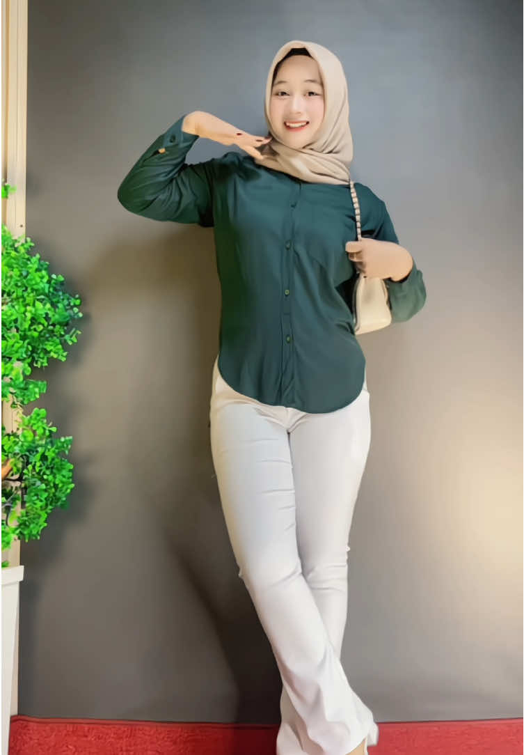 sumpah warna hijau botolnya cakep banget bestii😍. langsung co ya biar samaan kita bestii🫶🏻 #rekomendasioutfit #kemejawanita #kemejarayon #fyp 