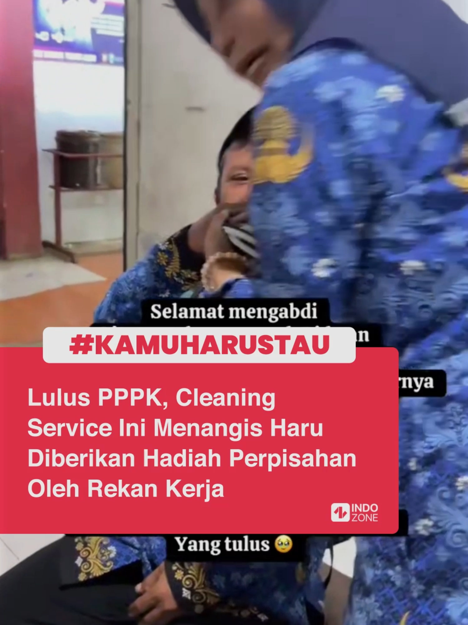Bukti kesabaran berbuah manis🥺 Seorang cleaning service yang sudah mengabdi selama puluhan tahun di sebuah sekolah di Sulawesi Selatan ini, akhirnya mendapatkan kesempatan diangkat menjadi Pegawai Pemerintah dengan Perjanjian Kerja (PPPK). Momen perpisahan dengan para guru dan staff di sekolah tersebut pun terasa haru. Air mata bahagia membasahi wajah cleaning service bernama Ridwan itu kala mendapatkan beberapa hadiah perpisahan. Bahagianya tak terkira ya, Pak! Video: TikTok [Baca berita dan informasi menarik lainnya hanya di www.indozone.id]