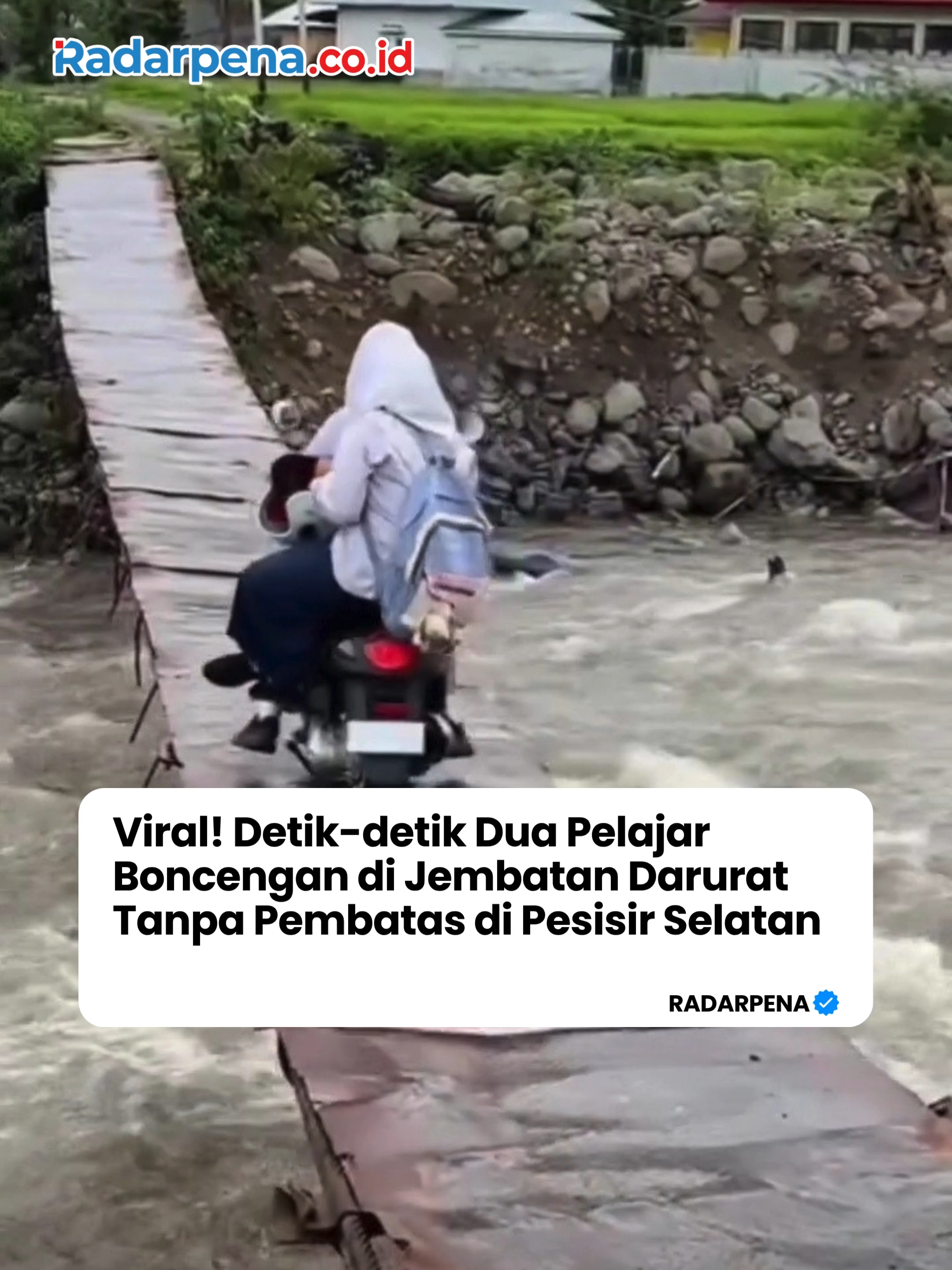 Sebuah video viral memperlihatkan dua pelajar perempuan berboncengan motor melewati jembatan darurat tanpa pembatas di Nagari Koto Rawang, Kecamatan IV Jurai, Kabupaten Pesisir Selatan, Sumatera Barat, Rabu (23/7). Jembatan ini hanya jalur darurat yang dibangun swadaya warga setelah jembatan utama hancur diterjang banjir pada Maret 2024. Meski sudah lebih setahun, perbaikan permanen dari pemerintah belum kunjung dilakukan. Sejak digunakan, jalur ini sudah memakan korban: tercatat 10 insiden warga terjatuh. Peristiwa paling memilukan terjadi Minggu (20/7), ketika seorang ibu, Nurhayati (46), tewas usai terjatuh bersama putrinya, Dini Ermawati (19). Situasi ini memicu keprihatinan publik. Warga mendesak Pemerintah Kabupaten Pesisir Selatan segera membangun jembatan permanen yang aman, agar tak ada lagi korban jiwa di kemudian hari. 💬 Bagaimana menurutmu soal lambannya penanganan ini? Tulis pendapatmu di kolom komentar! --- #Radarpena #Radarpenanews #PesisirSelatan #JembatanDarurat #BeritaSumbar #ViralHariIni #KeselamatanWarga #Infrastruktur