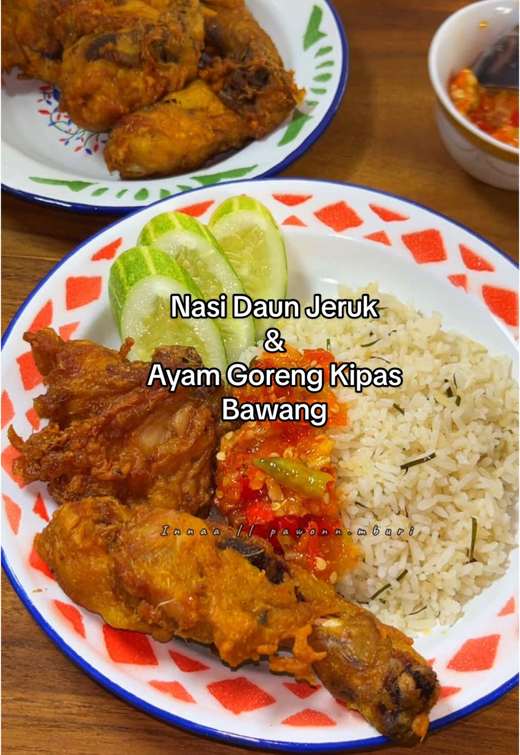 Nasi daun jeruk & ayam goreng kipas bawang. ✨ Save dulu buat ide masak nanti Bahan: - 500 gram beras - 3 sdm minyak goreng - 1 batang serai - 10 lembar daun jeruk - 700 ml air - 1 sdt garam - 2 sdt bawang putih bubuk Bahan ayam goreng kipas bawang: - 500 gram paha ayam - 7 bawang putih - 7 bawang merah - 2 serai (ambil putihnya) - garam - penyedap - kunyit bubuk - lada - maizena