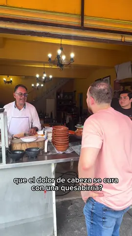 Ustedes también se pueden quitar ese dolor de cabeza con una quesabirria con su tortilla bien doradita y sabrosa 🤤🤌🏼 Los esperamos en Birria Santiaguito para que se deleiten con las opciones que ofrecemos en nuestro variado menú 🤠  #cdmx #birriasantiaguito #birria #quesabirria #fyp 