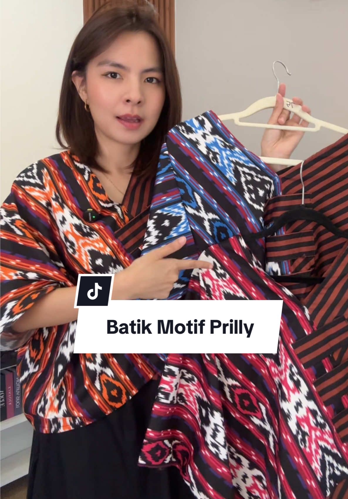 Replying to @Lita Nona cocok gak kalo ngereviewnya rada-rada kek gini.? 🤣 yang penting detail produk tersampaikan ya #BatikModern #OOTDBatik #BatikMurah #BatikEstetik #ReviewJujur #BatikCantik #batikwanita 