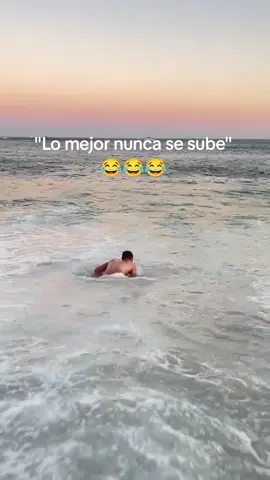 Yo solo quería nadar un poco jaja🌊✨ #humor #risa #mar #olas #vacaciones #paratii #badbunny #recuerdos 