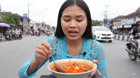 waw mbaknya keren banget mukbang dijalann gitu #fyp #masukberandafyp #mukbang #ai #veo3 #seblak #veo3 