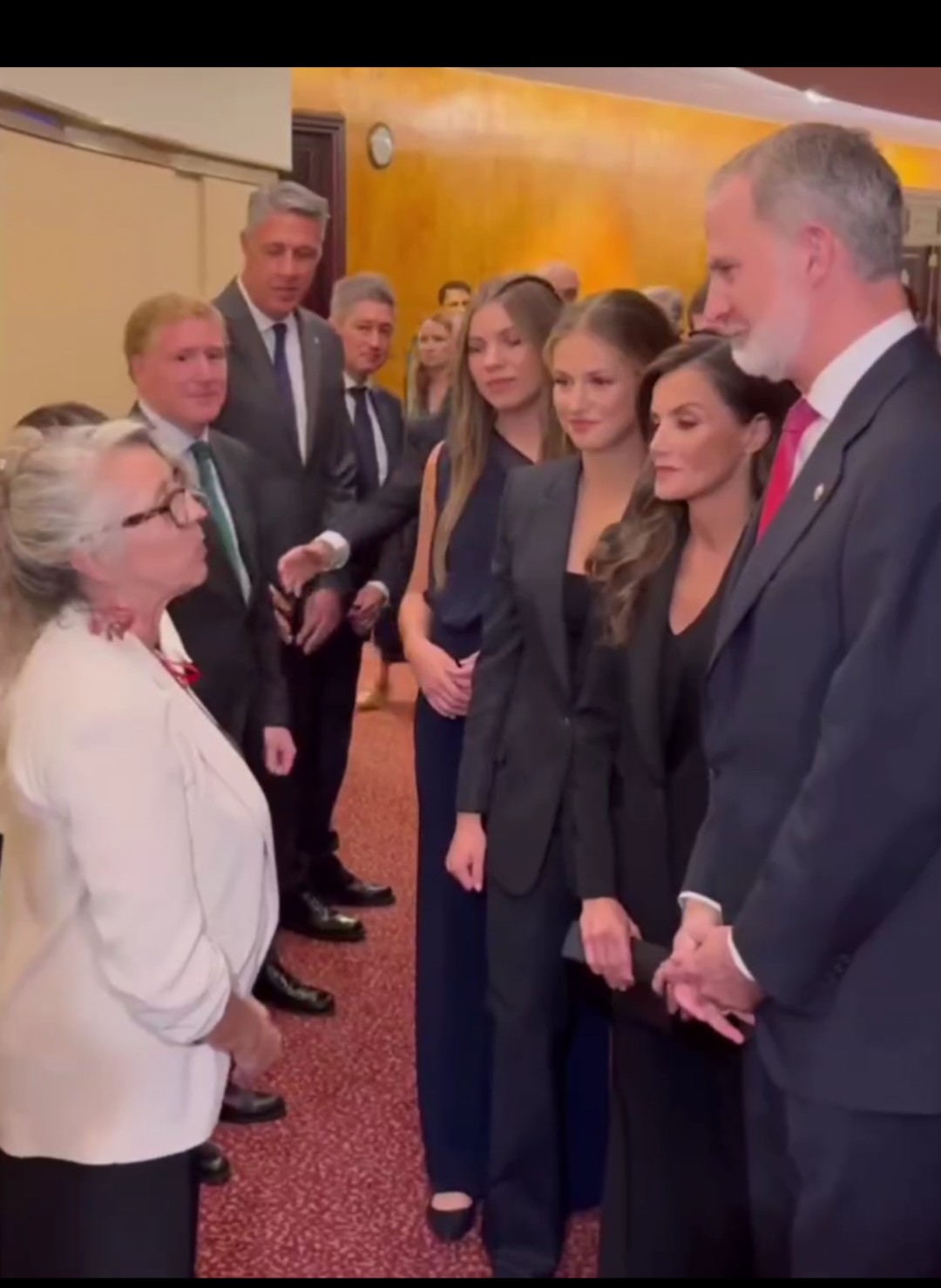 Sus majestades los reyes y sus alteza reales la princesa de Asturias y la infanta doña Sofía, Primios la princesa de Girona. #reyfelipe #reinaletizia #princesaleonor #infantasofia #spanishroyalfamily #tiktok #foryou #viral #foru #global #fyp #viral 