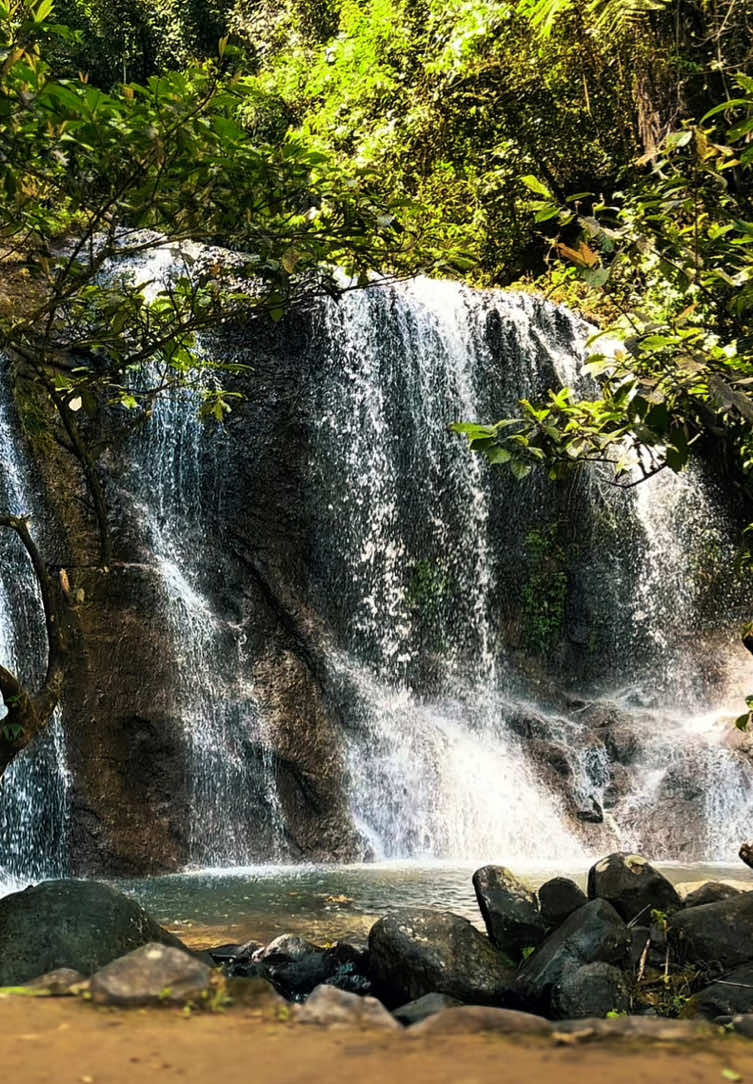 Main ke Curug Gorobog dulu biar pikiran adem~ 😌🍃 #curuggorobog #sumedang #wisatasumedang #infosumedang #holiday #traveling #explore #fyp #foryou #trending #NongkrongSantuy #foryoupage #fypシ #travel #zongexplore