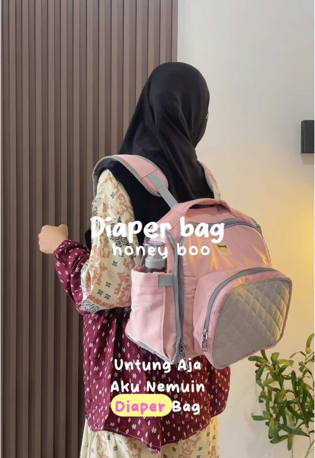 Semua keperluan baby? Masuk semua! Dari diapers, botol susu, sampai baju ganti, semua tertata rapi di diaper bag Honey Boo ini. Mamah-mamah nggak perlu rempong lagi 😍 #diaperbag #honeyboo #tasbayi #pollydiaperbag #sahabattravelingibu #travellingbag #mommybag 